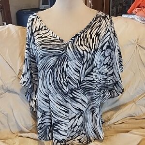 Miroa Women's Black and White Patterned Top